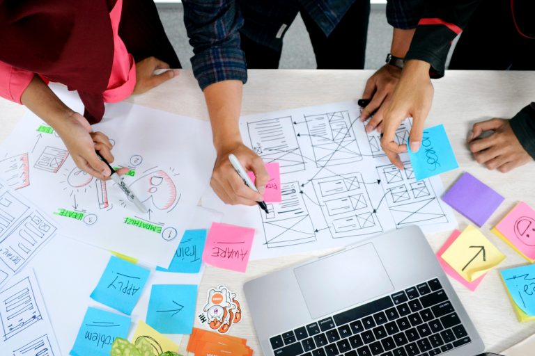 Equipo trabajando en un tablero Lean con notas