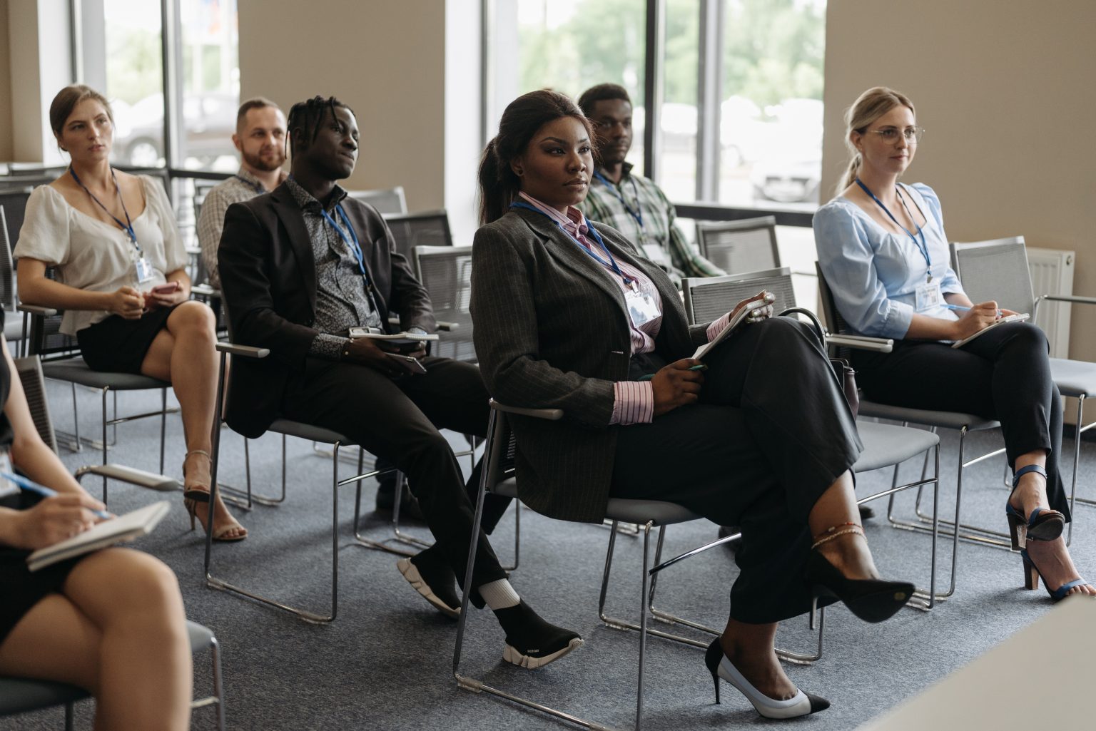 Equipo de trabajo reunido en una oficina